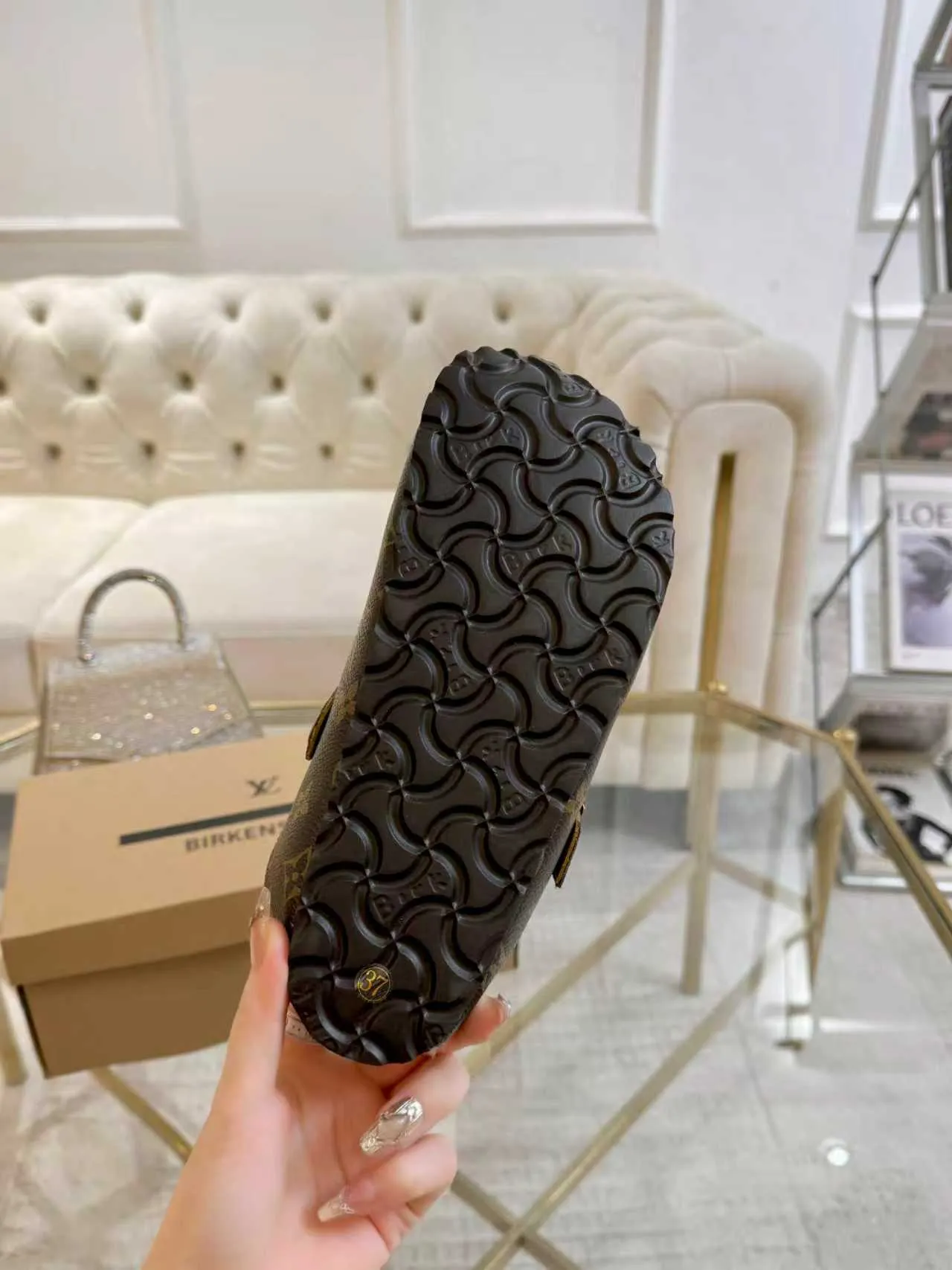 p600🐮🐮 LV wool slippers for couples｜Even the toes exude a sense of luxury ✨ For this pair of LV classic Birkenstock slippers, we have achieved the ultimate restoration of the "higher version", with the mark of luxury in every detail. 👫 ▫️ Original jacquard with delicate cowhide leather, retro texture is at your fingertips; ▫️ 100% pure wool lining, wearing barefoot is like stepping on clouds, skin-friendly, breathable and not sweaty; ▫️ Three-dimensional toe cap + non-slip rubber sole, safe and secure when walking in the wind. The belt buckle and presbyopia elements are embellished, revealing the aura of a big-name brand in a low-key manner. Whether it is on a date or out on the street, every step is like walking in the middle of a show. Pair it with jeans for a lazy and casual look; with a coat and skirt, it will look elegant. With one pair of shoes, you can easily switch between multiple styles, and you never have to be deliberate about the sense of luxury. #LVcouples #high-endwear #lightluxurylife #quality recommendation Fabric: classic presbyopia/imported sheepskin/classic jacquard fabric Lining: imported wool lining Sole: original rubber sole Size: Female 35-41 Male 38-46